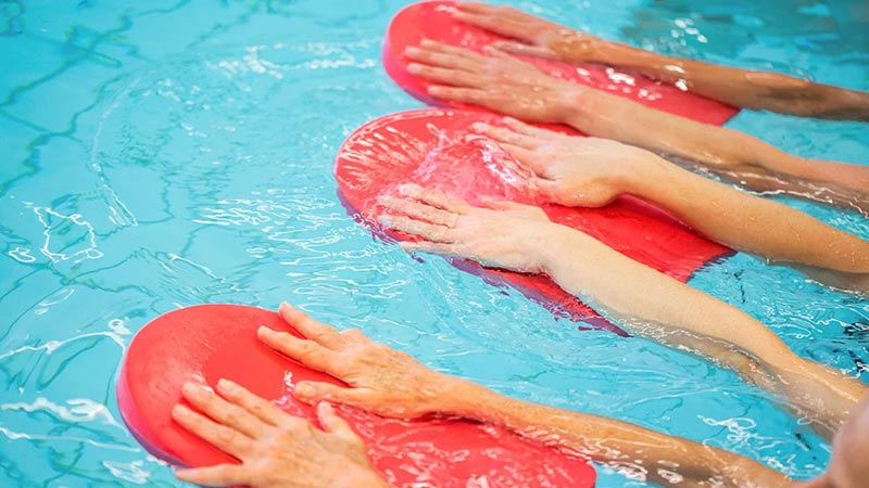 آموزش عملی و مصور شنا (6) – سرخوردن با استفاده از فشار دو پا بر دیوار استخر
