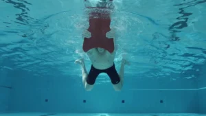 تمرین قدرتی شنای قورباغه با تخته شنا